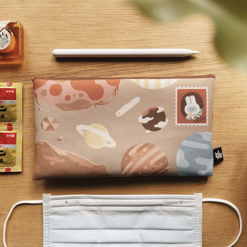 輪播商品：防潑水口罩收納袋_遨遊太空兔