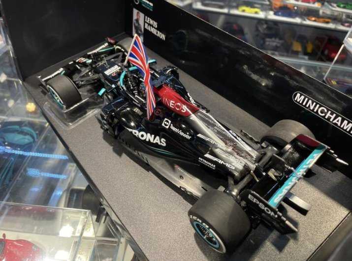 吉華科技@ 1/18 Minichamps 110211144 MERCEDES-AMG W12 HAMILTON