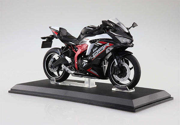 【高雄冠軍】24年9月預購 青島 1/12 機車 完成品 川崎 Ninja ZX-25R 火花黑 x 星塵白