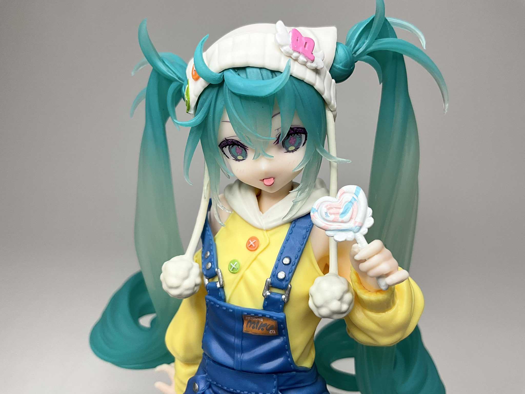 《夏本舖》代理 FuRyu 初音未來 泡麵蓋公仔 棒棒糖 虛擬 偶像 歌姬 泡泡襪 吊帶衣 雙馬尾 MIKU 坐姿 景品