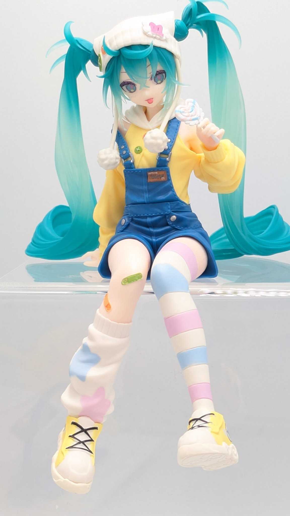 《夏本舖》代理 FuRyu 初音未來 泡麵蓋公仔 棒棒糖 虛擬 偶像 歌姬 泡泡襪 吊帶衣 雙馬尾 MIKU 坐姿 景品