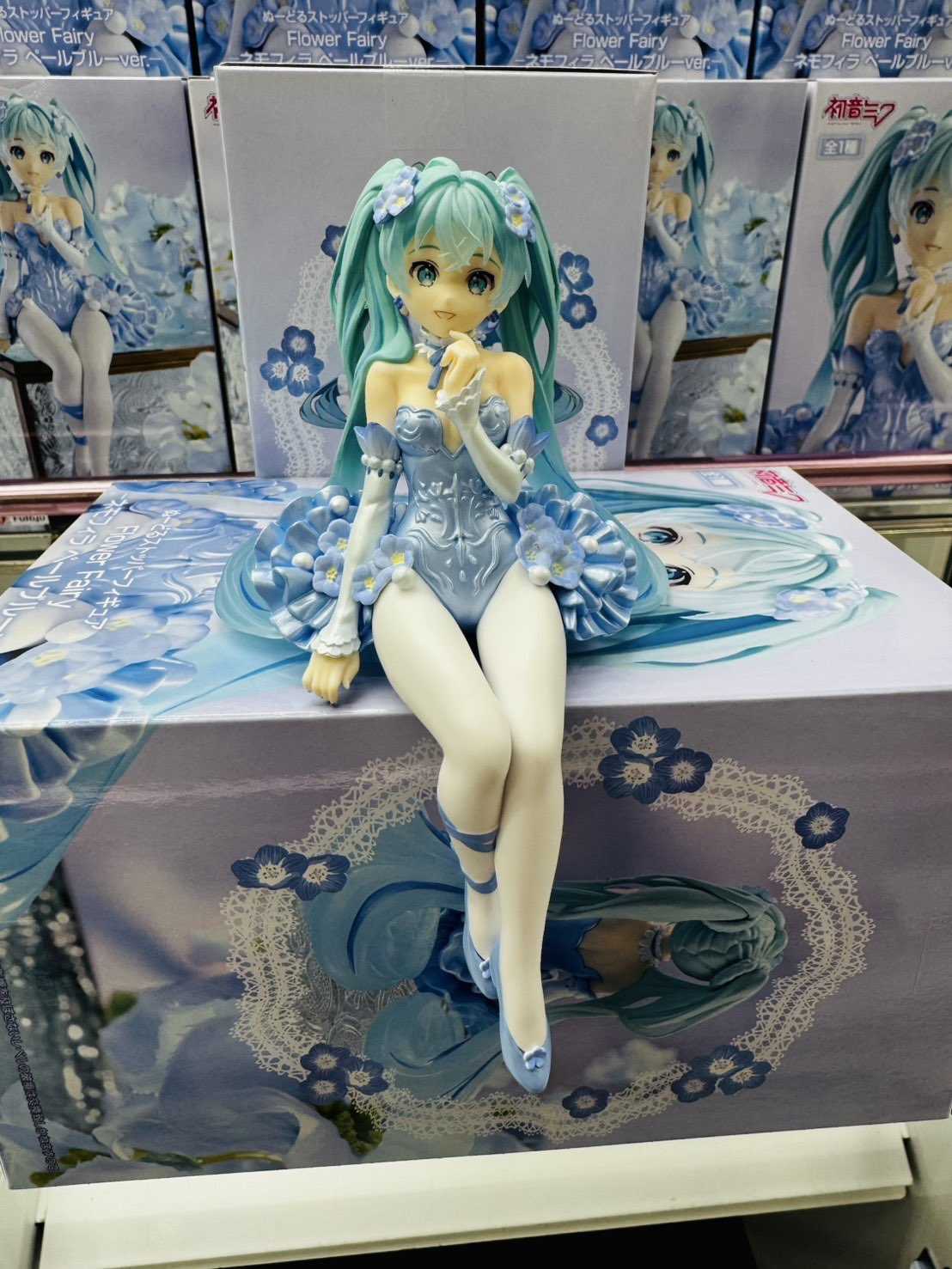 《夏本舖》日版 FuRyu 初音未來 淡藍粉蝶花仙子 泡麵蓋公仔 虛擬 偶像 歌姬 坐姿 雙馬尾 美少女 MIKU 景品