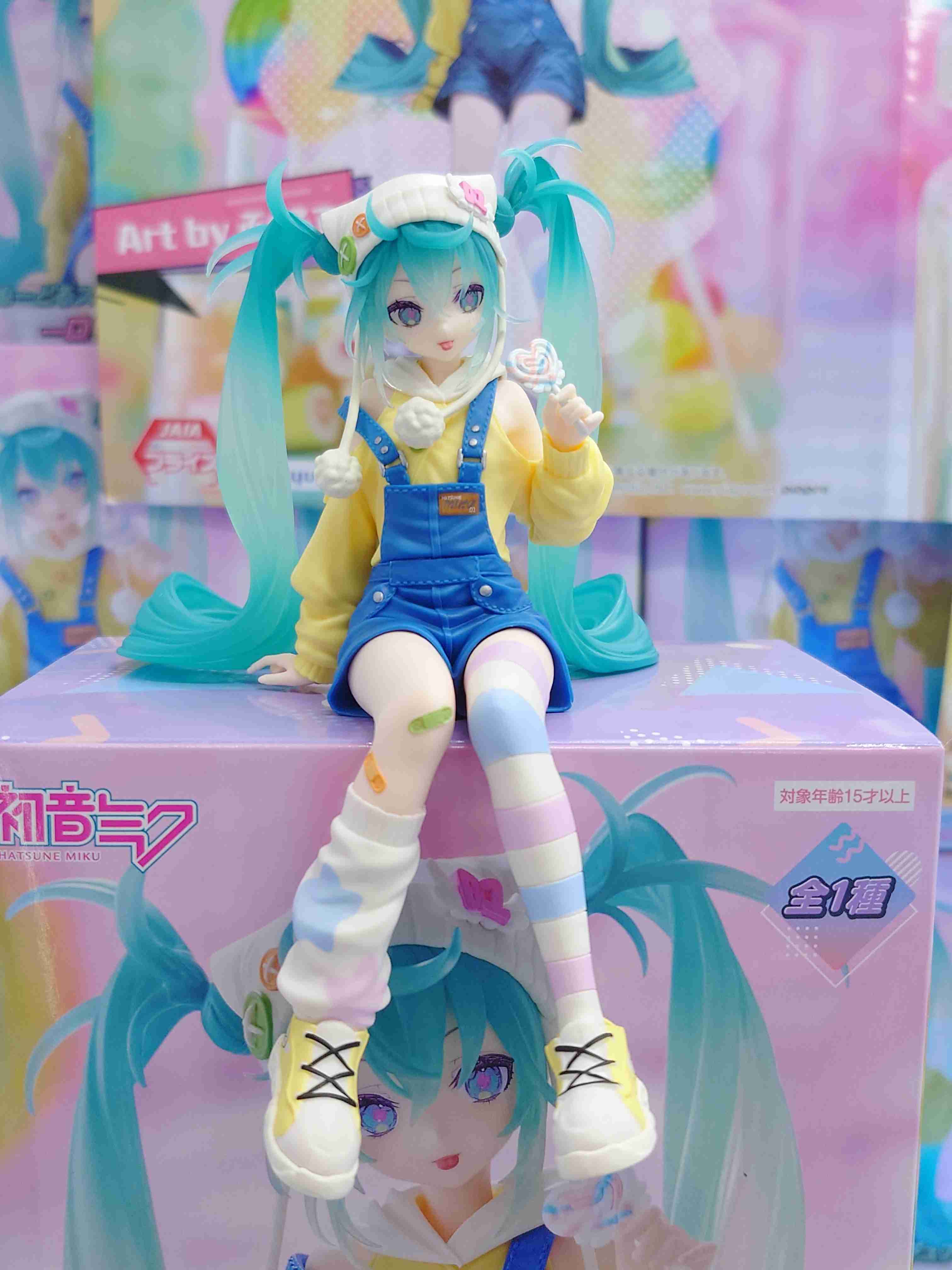 《夏本舖》代理 FuRyu 初音未來 泡麵蓋公仔 棒棒糖 虛擬 偶像 歌姬 泡泡襪 吊帶衣 雙馬尾 MIKU 坐姿 景品