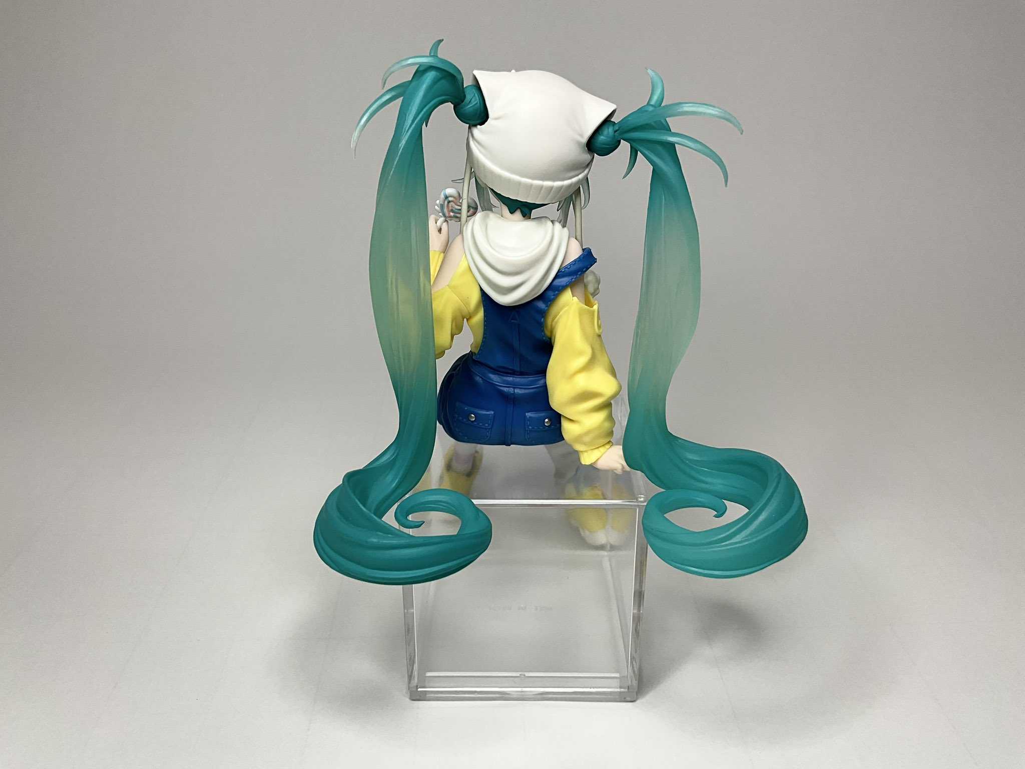 《夏本舖》代理 FuRyu 初音未來 泡麵蓋公仔 棒棒糖 虛擬 偶像 歌姬 泡泡襪 吊帶衣 雙馬尾 MIKU 坐姿 景品