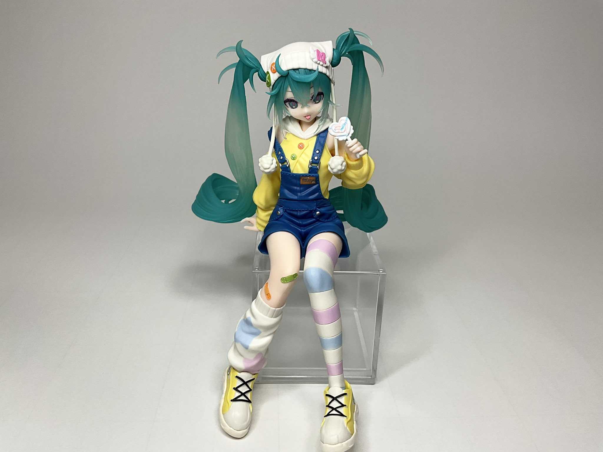 《夏本舖》代理 FuRyu 初音未來 泡麵蓋公仔 棒棒糖 虛擬 偶像 歌姬 泡泡襪 吊帶衣 雙馬尾 MIKU 坐姿 景品