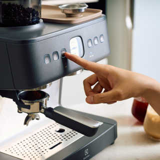 (全新) Electrolux 伊萊克斯 | 極致美味700半自動義式咖啡機(E7EC1-610P)